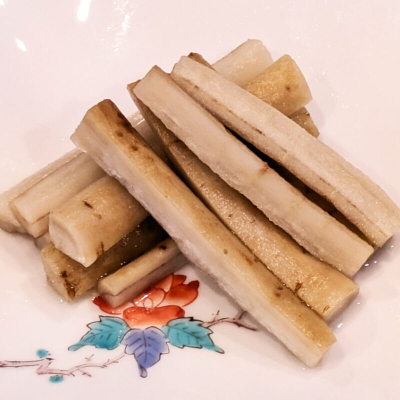 ポリポリ食感と、強めにきかせたお酢がクセになる「ゴボウの酢漬け」です。