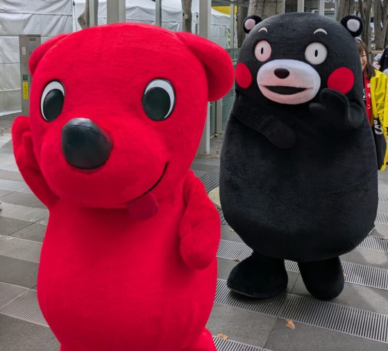 ゆるバース会場で並ぶチーバくんとくまモン
