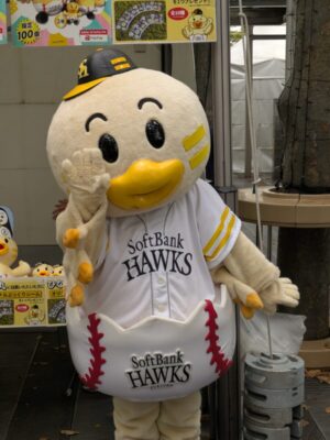 ホークスのユニフォーム姿でポーズを取るひな丸