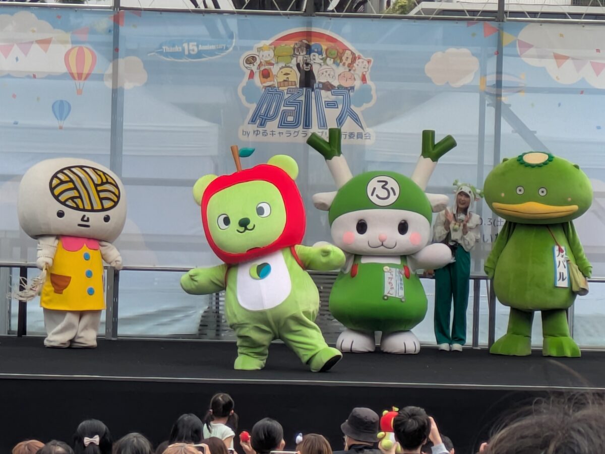 ゆるバースのステージに集合したキャラクターたち