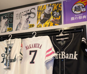 モモタロ店内に飾られたホークスのユニフォームと応援フラッグ