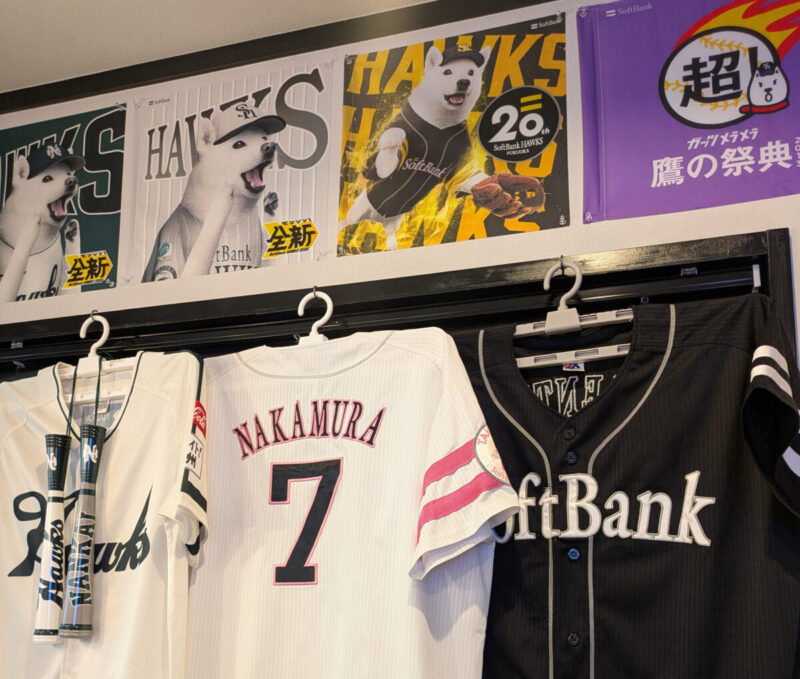 モモタロ店内に飾られたホークスのユニフォームと応援フラッグ